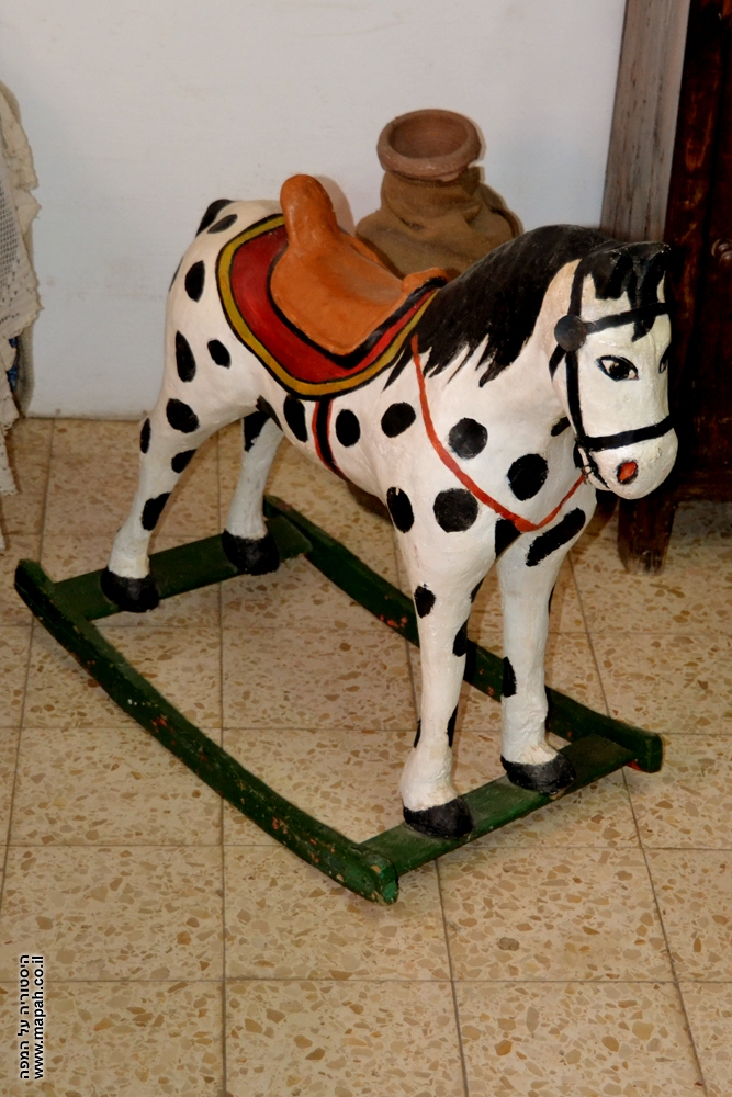 סוס נדנדה המוכר מלא מעט בתי ילדים בישראל