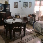 חדר מגורים לדוגמא במוזיאון מזכרת בתיה