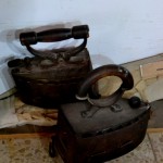 מגהץ מבוסס גחלים לוהטות במוזיאון מזכרת בתיה