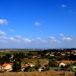 בתי מושב קדרון משמאל ובתי הותיקים בגדרה מימין