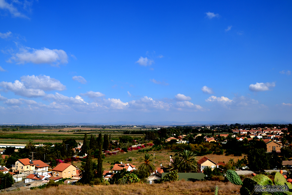 בתי מושב קדרון משמאל ובתי הותיקים בגדרה מימין