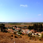 כביש 40 הסמוך לגדרה ובתי המגורים בכניסה לקדרון