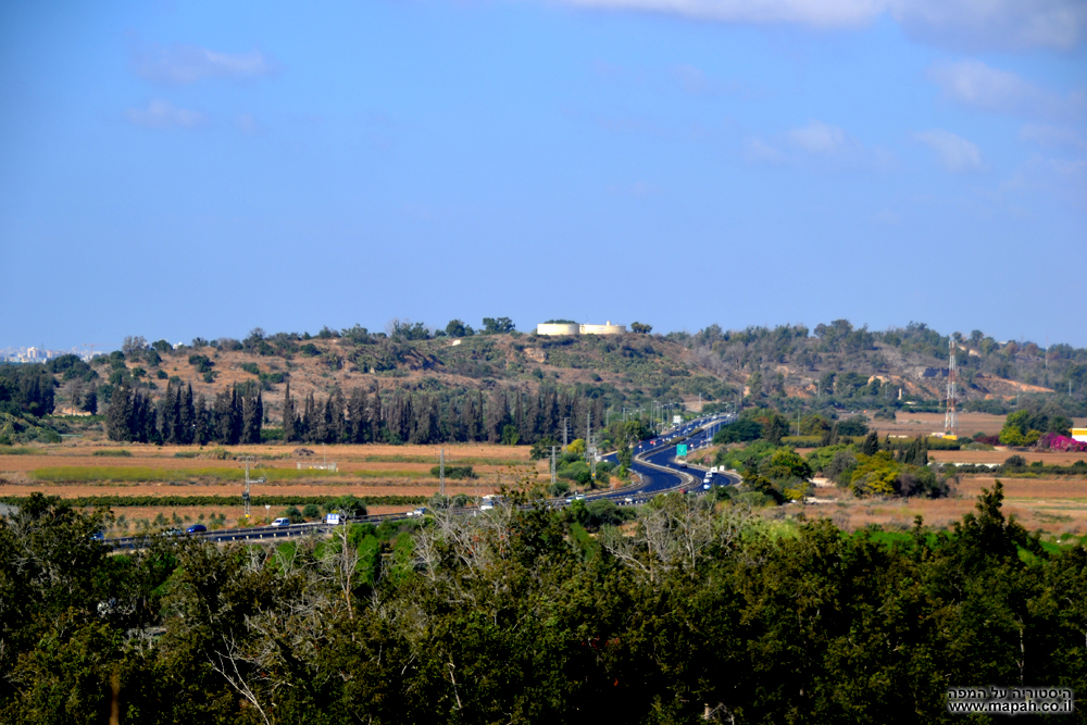 פיתולי כביש 40 למרגלות גבעות מר'ר הסמוכות לגבעת ברנר , מצולם מתל קטרה