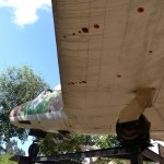 מבט מתחת לכנף מטוס המיסטר בגן הבנים ברחובות