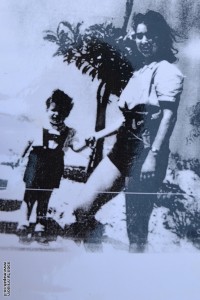 צילום רפרודוקציה של מירה ובנה בטרם נפרדו לעד