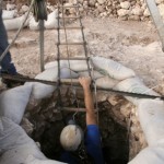 עובדי רשות העתיקות יורדים אל תוך הבאר. צילום: יותם טפר, באדיבות רשות העתיקות