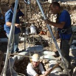 עובדי רשות העתיקות יורדים אל תוך הבאר. צילום: יותם טפר, באדיבות רשות העתיקות