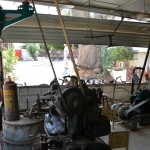 המנוע וכלי עבודה המחובר אליו כדרך רצועות בתקרה