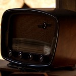 רדיו ישן בין המוצגים בנפחיית אשבל במזכרת בתיה