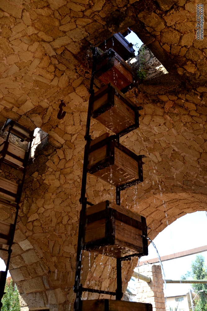 תאי המים העולים מתוך באר האנטיליה במזכרת בתיה