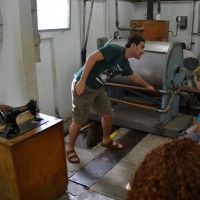 המדריך במכון איילון מדגים את פתיחת הכניסה למפעל התת קרקעי