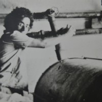 אסתר , עובדת המכבסה שהיתה בסוד העניינים של מפעל הנשק