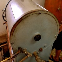 מכונת הכביסה שכיסתה את פתח הכניסה למפעל