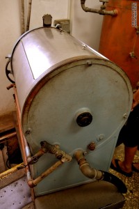 מכונת הכביסה שכיסתה את פתח הכניסה למפעל