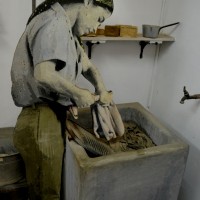 דמות שוטפת הבגדים המכובסים במכון איילון