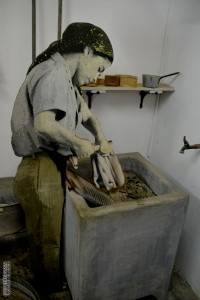 דמות שוטפת הבגדים המכובסים במכון איילון