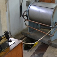 מכונת הכביסה ופתח הכניסה למפעל הנשק