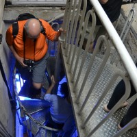 הירידה מטה דרך פתח הכניסה מתחת לתנור האבן הגדול