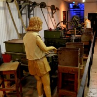 דמות ליד מכונת השיוף במכון איילון