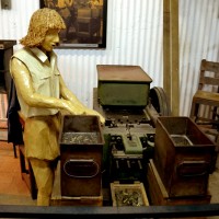 דמות ליד מכונת ליטוש כדורי תת המקלע במכון איילון