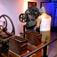 דמות ליד מכונת ליטוש כדורי תת המקלע במכון איילון