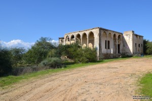 הדרך העולה אל בית הקשתות קיבוץ זיקים - חוף אשקלון