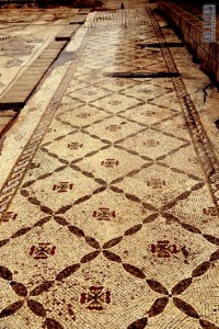 רצפת הפסיפס המעטרת את הכניסה לארמון בקיסריה - צילום: אפי אליאן