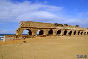 Caesarea aqueduct האקוודוקט בחוף קיסריה - צילום: אפי אליאן