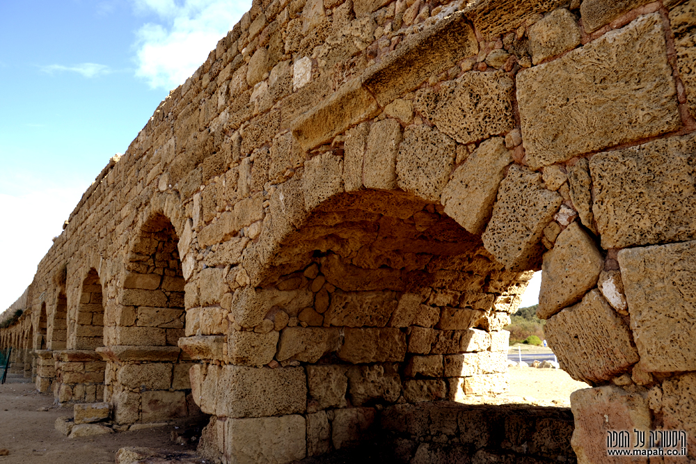 Caesarea aqueduct האקוודוקט בחוף קיסריה - צילום: אפי אליאן