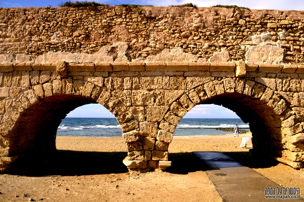 Caesarea aqueduct האקוודוקט בחוף קיסריה - צילום: אפי אליאן