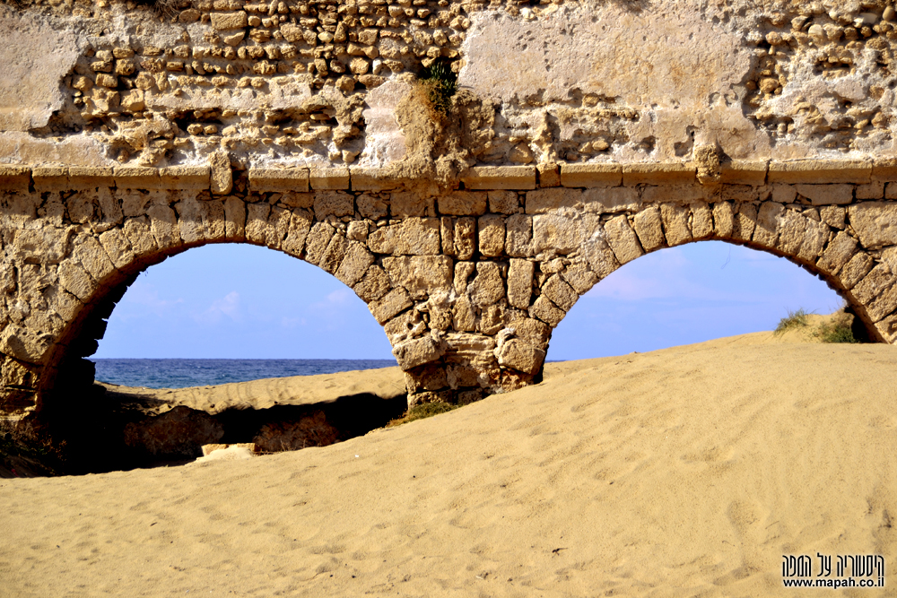 Caesarea aqueduct האקוודוקט בחוף קיסריה - צילום: אפי אליאן