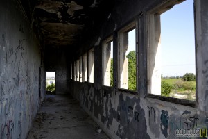 מסדרון החלונות בקומה השניה במפקדת חסן סלמה