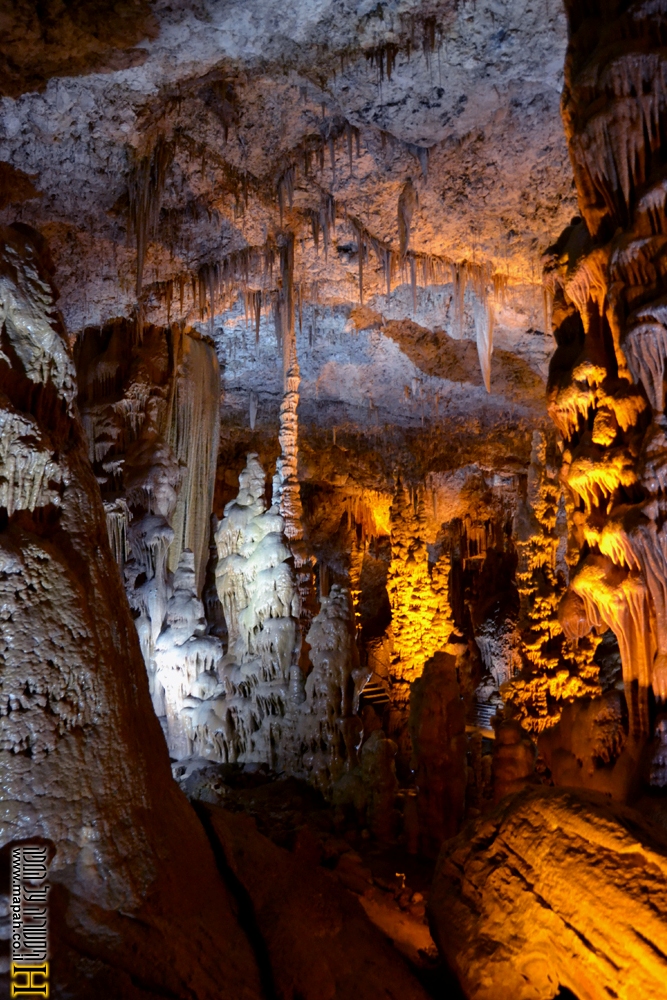 בעת שדרוג התאורה במערה, הקפידו על גוונים שונים לתאורה - צילום: אפי אליאן