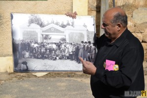 רון שני מציג תמונה ישנה של מפעילי פרדס מינקוב - צילום רפרודוקציה : אפי אליאן