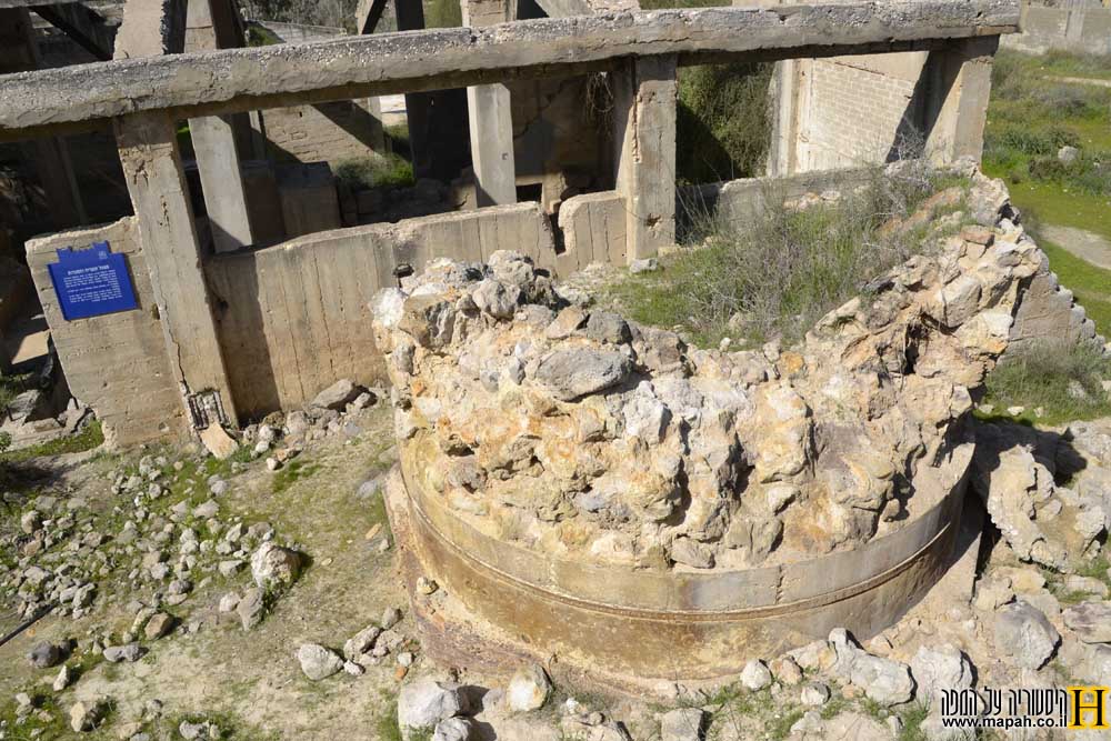 שרידי הכבשן במפעל הגופרית ביער בארי - צילום: אפי אליאן