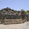 שרידים מעיטורי האמפי תאטרון שנמצאו בחפירות בתל בית שאן