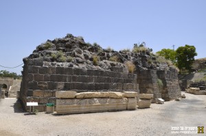 שרידים מעיטורי האמפי תאטרון שנמצאו בחפירות בתל בית שאן
