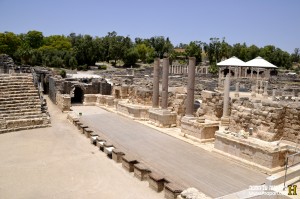 מבט גבוה אל במת האמפי תאטרון בתל בית שאן