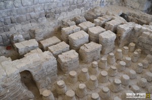 שרידי רצפת בית המרחץ המערבי
