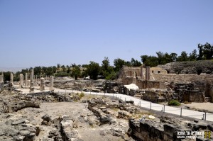 מבני העיר מצפון לאמפיתאטרון