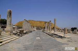 הרחוב הראשי פלאדיוס עם לבני הבזלת ותעלת הניקוז במרכז
