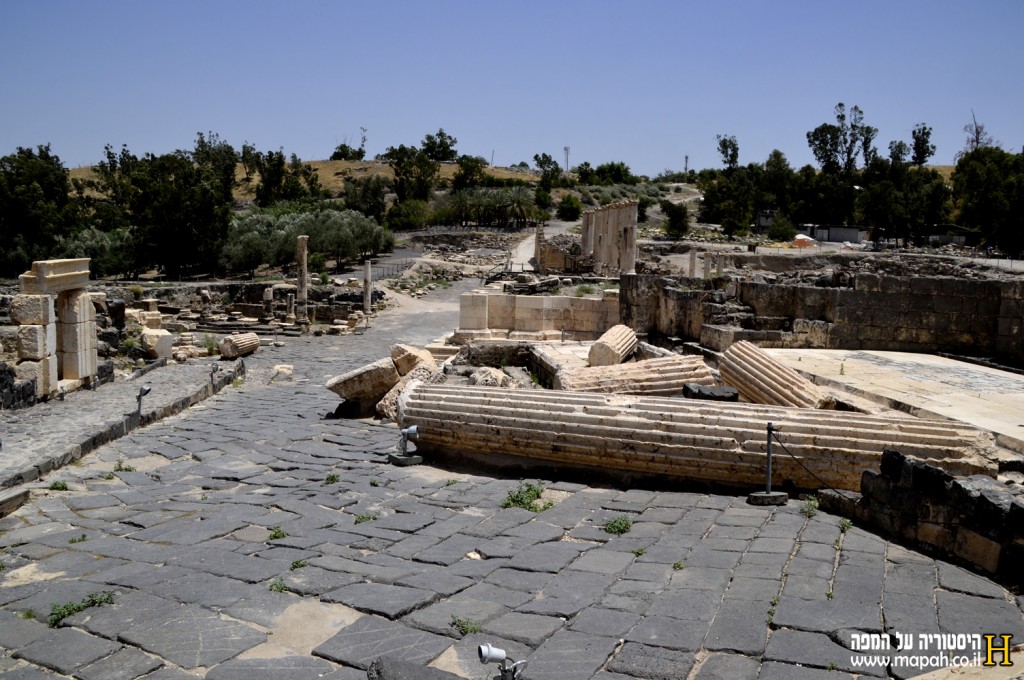 שרידי עמודים מול פתח המקדש הרומי