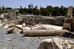 שרידי העיר לאחר רעידת האדמה הקשה - צילום: אפי אליאן