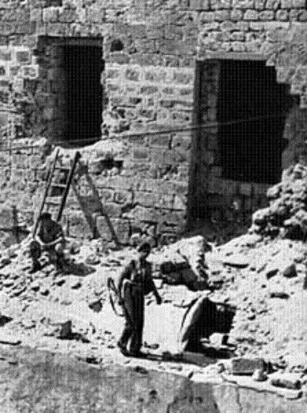 קיר הכלא לאחר מבצע הפריצה של ארגון האצ"ל ב-1947 - צילום: ארכיון