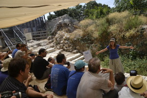 ויקיפדים בפיקודה של תמרה הירדני על שפת ברכת השילוח בעיר דוד - צילום: אפי אליאן