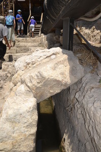 אחת מתעלות נקבת השילוח בעיר דוד - צילום: אפי אליאן