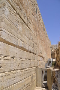הקיר הדרומי בחומת העיר העתיקה בירושלים - צילום: אפי אליאן