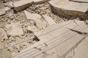 הרחוב המרוצף שנחשף תחת הריסות גשר רובינסון - צילום: אפי אליאן