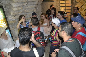 קבוצת ויקיפדים בכניסה למעין הגיחון בעיר דוד - צילום: אפי אליאן