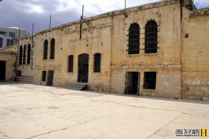חצר הכלא הצפונית במוזיאון אסירי המחתרות - צילום: אפי אליאן